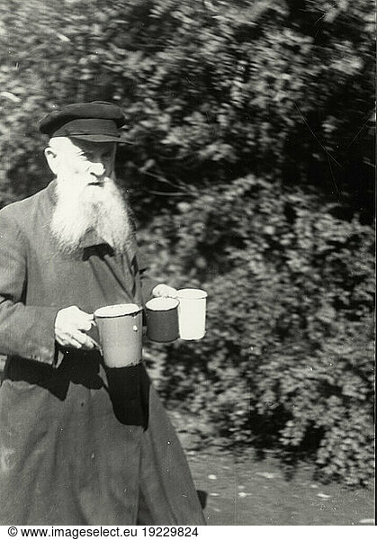 History / Germany / Jews /
Time after war. Jewish UNRRA camp in Berlin-Tempelhof (United Nations Relief and Rehabilitation Administration) for displaced persons: outdoor scene in the afternoon  old man with three coffee pots.
Photo  September 1946 (Abraham Pisarek).