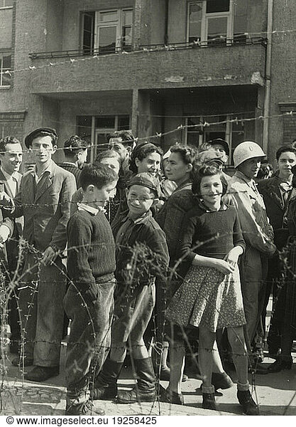 History / Germany / Jews /
Time after war. Jewish UNRRA camp in Berlin-Tempelhof (United Nations Relief and Rehabilitation Administration) for Displaced Persons: people behind the barbed wire surrounding the camp.
Photo  September 1946 (Abraham Pisarek).