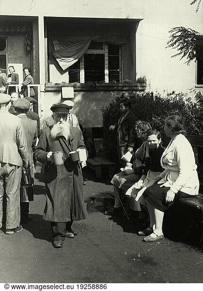 History / Germany / Jews /
Time after war. Jewish UNRRA camp in Berlin-Tempelhof (United Nations Relief and Rehabilitation Administration) for Displaced Persons: outdoor scene in the afternoon with young and old. Photo  September 1946 (Abraham Pisarek).