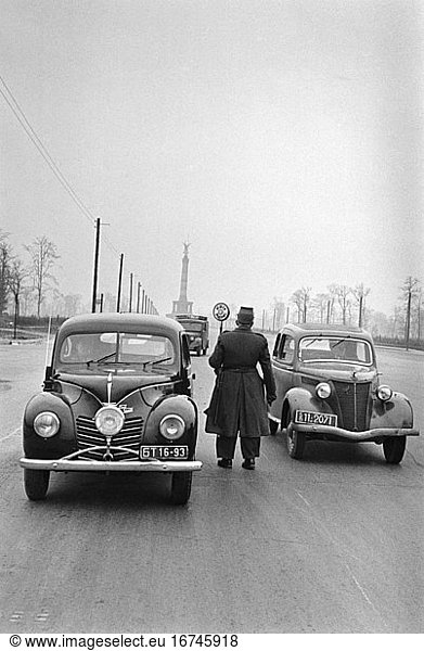 History / Post-War Europe: Berlin Blockade  1948/49  Allied Counter-blockade on the borders of the Soviet occupation zone  from 5th February 1949. Inspection of vehicles entering the Eastern sector  between Victory column and Brandenburger Gate. Photo  4th (?) February 1949.