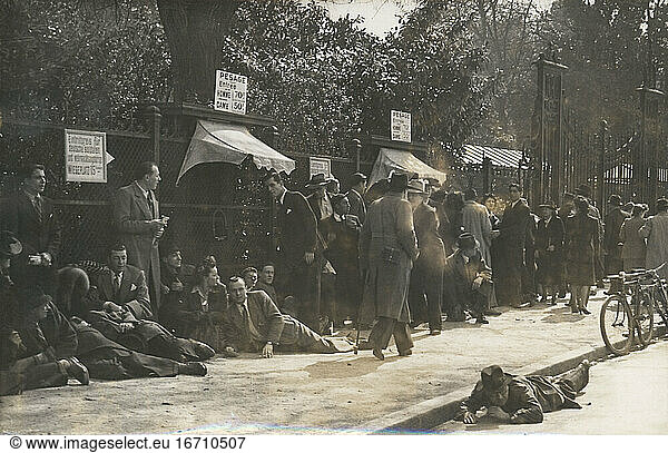 History / Second World War / Aerial Warfare France under German occupation 1940–44. Bombing of the race course at Longchamps near Paris by allied bombers. 4th April 1943: Visitors are taking cover along a frence near the entrance to the race course.
Photo