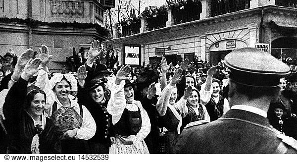 Hitler  Adolf  20.4.1889 - 30.4.1945  deut. Politiker (NSDAP) FÃ¼hrer und Reichskanzler 30.1.1933 - 30.4.1945  Frauen jubeln Hitler in Villach zu  5.4.1938 Hitler, Adolf, 20.4.1889 - 30.4.1945, deut. Politiker (NSDAP) FÃ¼hrer und Reichskanzler 30.1.1933 - 30.4.1945, Frauen jubeln Hitler in Villach zu, 5.4.1938,