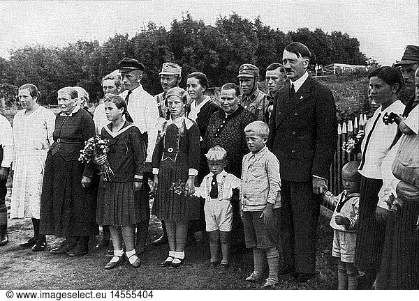 Hitler  Adolf  20.4.1889 - 30.4.1945  deut. Politiker (NSDAP) FÃ¼hrer und Reichskanzler  30.1.1933 - 30.4.1945  mit einer Bauernfamilie  OstpreuÃŸen  1933 Hitler, Adolf, 20.4.1889 - 30.4.1945, deut. Politiker (NSDAP) FÃ¼hrer und Reichskanzler, 30.1.1933 - 30.4.1945, mit einer Bauernfamilie, OstpreuÃŸen, 1933,