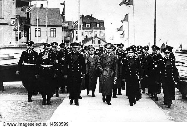 Hitler  Adolf  20.4.1889 - 30.4.1945  deut. Politiker (NSDAP) FÃ¼hrer und Reichskanzler seit 1933  beim Besuch von Helgoland 2.4.1939  links neben Hitler: GroÃŸadmiral Erich Raeder  Ganzfigur Hitler, Adolf, 20.4.1889 - 30.4.1945, deut. Politiker (NSDAP) FÃ¼hrer und Reichskanzler seit 1933, beim Besuch von Helgoland 2.4.1939, links neben Hitler: GroÃŸadmiral Erich Raeder, Ganzfigur,