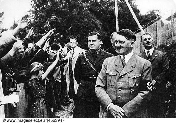 Hitler  Adolf  20.4.1889 - 30.4.1945  deut. Politiker (NSDAP)  in Berchtesgaden  Mitte 1930er Jahre  links: ReichsjugendfÃ¼hrer Baldur von Schirach