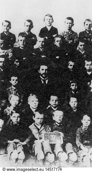 Hitler  Adolf  20.4.1889 - 30.4.1945  deut. Politiker (NSDAP)  Kindheit  Klassenfoto der Grundschule Linz  1899  Ausschnitt (Hitler in der oberen Reihe Mitte)