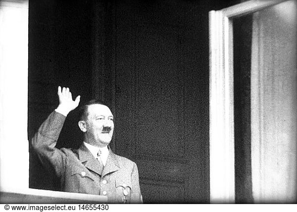 Hitler  Adolf  20.4.1889 - 30.4.1945  deut. Politiker (NSDAP)  Reichskanzler 30.1.1933 - 30.4.1945  am Fenster der Reichskanzlei  Berlin  Ende 1930er Jahre