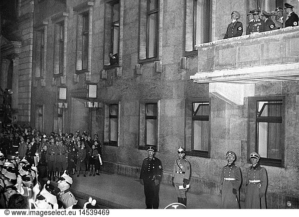 Hitler  Adolf  20.4.1889 - 30.4.1945  deut. Politiker (NSDAP)  Reichskanzler 30.1.1933 - 30.4.1945  auf dem Balkon der Reichskanzlei  Berlin  1930er