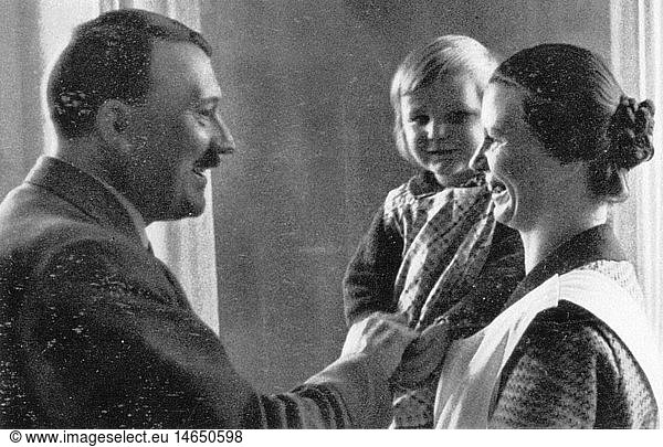 Hitler  Adolf  20.4.1889 - 30.4.1945  deut. Politiker (NSDAP)  Reichskanzler 30.1.1933 - 30.4.1945  auf dem Obersalzberg  begrÃ¼ÃŸt eine Frau mit ihrer Tochter  um 1935