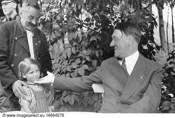 Hitler  Adolf  20.4.1889 - 30.4.1945  deut. Politiker (NSDAP)  Reichskanzler 30.1.1933 - 30.4.1945  auf dem Obersalzberg  begrÃ¼ÃŸt einen alten Mann mit seiner Enkelin  um 1935