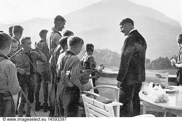 Hitler  Adolf  20.4.1889 - 30.4.1945  deut. Politiker (NSDAP)  Reichskanzler 30.1.1933 - 30.4.1945  auf dem Obersalzberg  Besuch von Hitlerjungen  um 1935