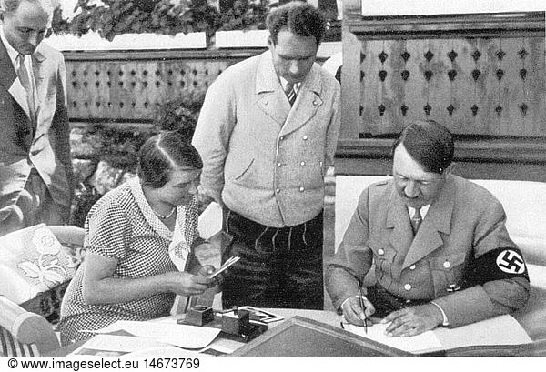 Hitler  Adolf  20.4.1889 - 30.4.1945  deut. Politiker (NSDAP)  Reichskanzler 30.1.1933 - 30.4.1945  auf dem Obersalzberg  mit Johanna Wolf  Rudolf HeÃŸ  um 1935