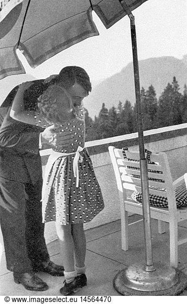 Hitler  Adolf  20.4.1889 - 30.4.1945  deut. Politiker (NSDAP)  Reichskanzler 30.1.1933 - 30.4.1945  auf dem Obersalzberg  umarmt ein kleines MÃ¤dchen  um 1935
