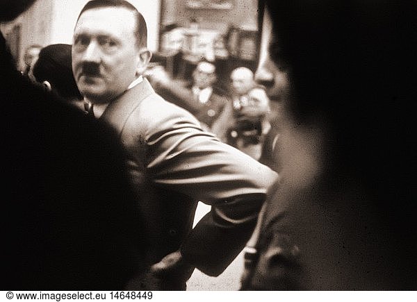 Hitler  Adolf  20.4.1889 - 30.4.1945  deut. Politiker (NSDAP)  Reichskanzler 30.1.1933 - 30.4.1945  auf einem Empfang in MÃ¼nchen  um 1938