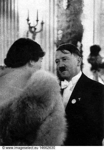 Hitler  Adolf  20.4.1889 - 30.4.1945  deut. Politiker (NSDAP)  Reichskanzler 30.1.1933 - 30.4.1945  bei einem Empfang  1930er Jahre