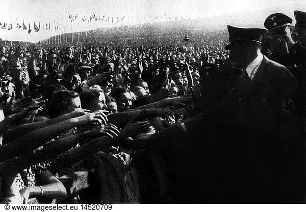 Hitler  Adolf  20.4.1889 - 30.4.1945  deut. Politiker (NSDAP)  Reichskanzler 30.1.1933 - 30.4.1945  beim Reichserntedankfest  BÃ¼ckeberg bei Hameln  3.10.1937