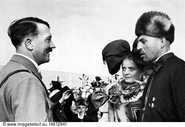 Hitler  Adolf  20.4.1889 - 30.4.1945  deut. Politiker (NSDAP)  Reichskanzler 30.1.1933 - 30.4.1945  beim Reichserntedankfest  BÃ¼ckeberg  30.9.1934  GesprÃ¤ch mit Bauern