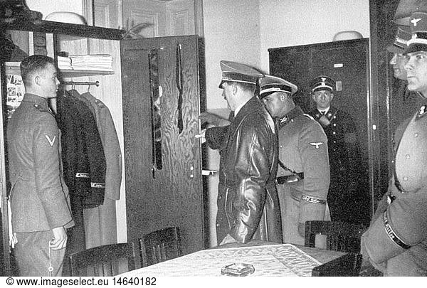 Hitler  Adolf  20.4.1889 - 30.4.1945  deut. Politiker (NSDAP)  Reichskanzler 30.1.1933 - 30.4.1945  Besuch bei der Leibstandarte 'Adolf Hitler'  Berlin-Lichterfelde  1936