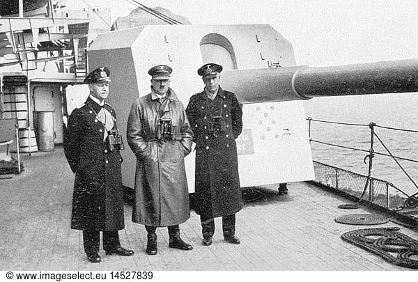 Hitler  Adolf  20.4.1889 - 30.4.1945  deut. Politiker (NSDAP)  Reichskanzler 30.1.1933 - 30.4.1945  Besuch einem Kriegsschiff  mit Offizieren  um 1935