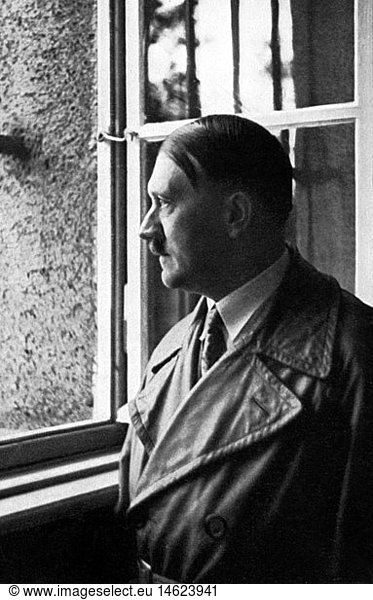 Hitler  Adolf  20.4.1889 - 30.4.1945  deut. Politiker (NSDAP)  Reichskanzler 30.1.1933 - 30.4.1945  Besuch in der Festung Landsberg am Lech  Herbst 1934  am Fenster seiner alten Zelle