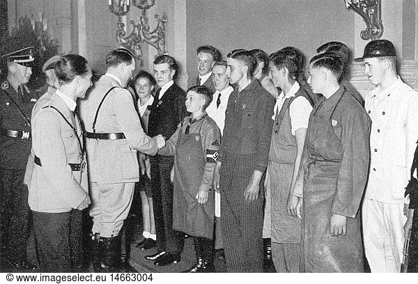 Hitler  Adolf  20.4.1889 - 30.4.1945  deut. Politiker (NSDAP)  Reichskanzler 30.1.1933 - 30.4.1945  Empfang der Arbeiterjugend  Reichskanzlei  Berlin  um 1935