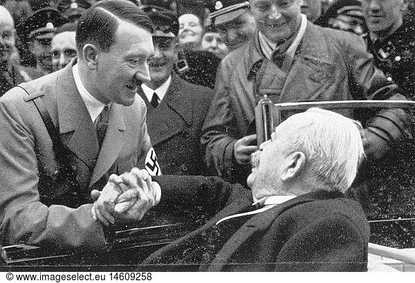 Hitler  Adolf  20.4.1889 - 30.4.1945  deut. Politiker (NSDAP)  Reichskanzler 30.1.1933 - 30.4.1945  gratuliert General Karl Litzmann zum 85. Geburtstag  22.1.1935