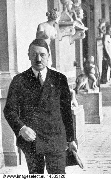 Hitler  Adolf  20.4.1889 - 30.4.1945  deut. Politiker (NSDAP)  Reichskanzler 30.1.1933 - 30.4.1945  in der Akademie der Bildenden KÃ¼nste  MÃ¼nchen  um 1935