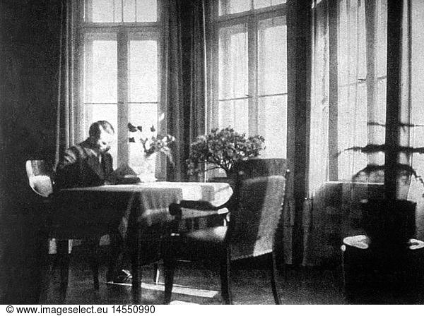 Hitler  Adolf  20.4.1889 - 30.4.1945  deut. Politiker (NSDAP)  Reichskanzler 30.1.1933 - 30.4.1945  in seiner Wohnung am Prinzregentenplatz  MÃ¼nchen  1930er