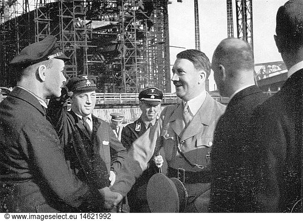 Hitler  Adolf  20.4.1889 - 30.4.1945  deut. Politiker (NSDAP)  Reichskanzler 30.1.1933 - 30.4.1945  mit Arbeitern  Siemensstadt  Berlin  um 1935