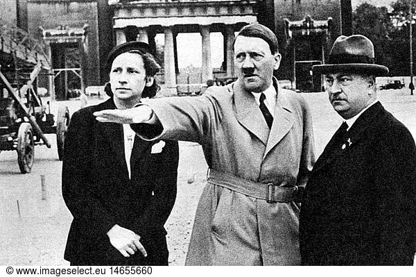 Hitler  Adolf  20.4.1889 - 30.4.1945  deut. Politiker (NSDAP)  Reichskanzler 30.1.1933 - 30.4.1945  mit den Architekten Gerdy Troost und Leonhard Gall  KÃ¶nigsplatz  MÃ¼nchen  1934