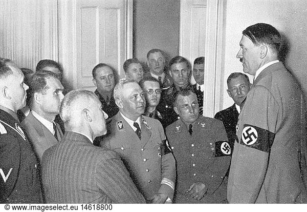 Hitler  Adolf  20.4.1889 - 30.4.1945  deut. Politiker (NSDAP)  Reichskanzler 30.1.1933 - 30.4.1945  mit den Mitarbeitern der Reichskanzlei am Abend der Reichstagswahl  29.3.1936