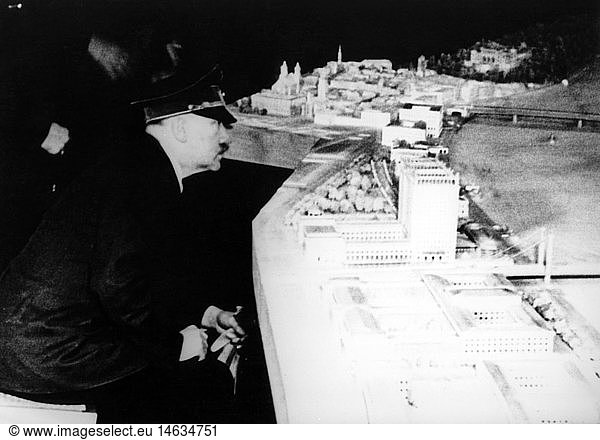 Hitler  Adolf  20.4.1889 - 30.4.1945  deut. Politiker (NSDAP)  Reichskanzler 30.1.1933 - 30.4.1945  mit einem Modell der umgebauten Stadt Linz  Berlin  MÃ¤rz 1945