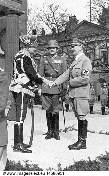 Hitler  Adolf  20.4.1889 - 30.4.1945  deut. Politiker (NSDAP)  Reichskanzler 30.1.1933 - 30.4.1945  mit Generalfeldmarschall August von Mackensen  Heldengedenktag  Berlin  17.3.1935