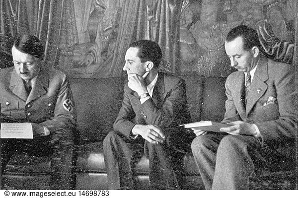 Hitler  Adolf  20.4.1889 - 30.4.1945  deut. Politiker (NSDAP)  Reichskanzler 30.1.1933 - 30.4.1945  mit Josef Goebbels und Otto Dietrich  Reichskanzlei  Berlin  um 1935