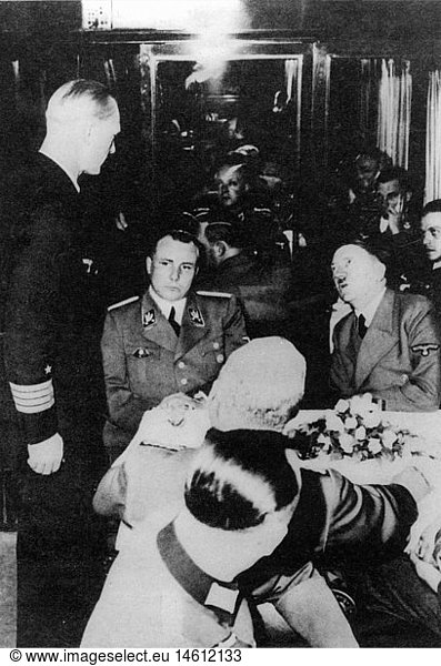 Hitler  Adolf  20.4.1889 - 30.4.1945  deut. Politiker (NSDAP)  Reichskanzler 30.1.1933 - 30.4.1945  mit Martin Bormann im Sonderzug nach Berlin  Herbst 1944