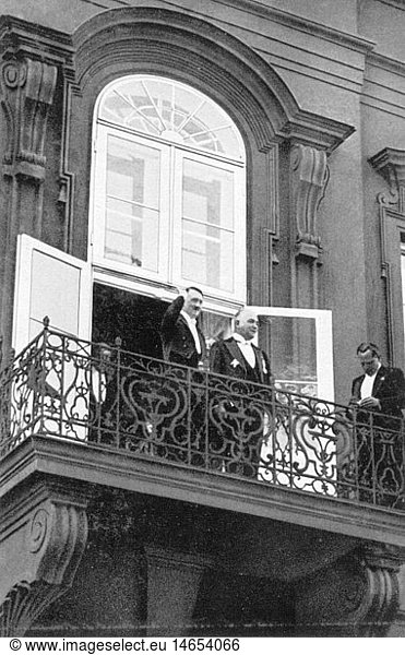 Hitler  Adolf  20.4.1889 - 30.4.1945  deut. Politiker (NSDAP)  Reichskanzler 30.1.1933 - 30.4.1945  mit ReichsauÃŸenminister Konstantin von Neurath  Balkon der Reichskanzlei  Neujahrsempfang  Berlin  Januar 1936