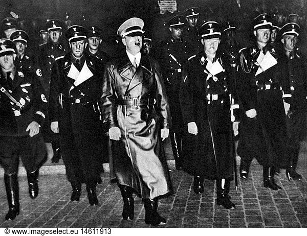 Hitler  Adolf  20.4.1889 - 30.4.1945  deut. Politiker (NSDAP)  Reichskanzler 30.1.1933 - 30.4.1945  mit ReichsfÃ¼hrer-SS Heinrich Himmler und anderen SS-Offizieren  Hamburg  1936