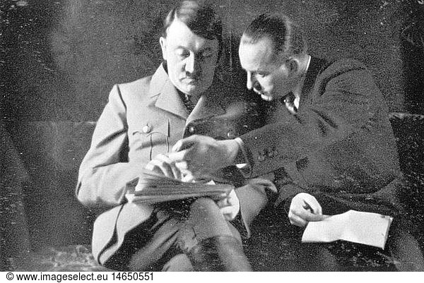 Hitler  Adolf  20.4.1889 - 30.4.1945  deut. Politiker (NSDAP)  Reichskanzler 30.1.1933 - 30.4.1945  mit Reichspressechef der NSDAP Otto Dietrich  Reichskanzlei  Berlin  um 1935