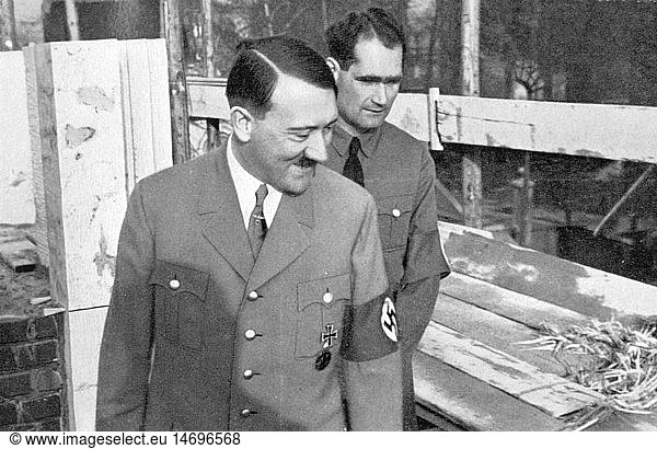 Hitler  Adolf  20.4.1889 - 30.4.1945  deut. Politiker (NSDAP)  Reichskanzler 30.1.1933 - 30.4.1945  mit Rudolf HeÃŸ auf der Baustelle des FÃ¼hrerbau  MÃ¼nchen  um 1935