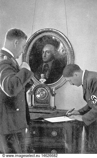 Hitler  Adolf  20.4.1889 - 30.4.1945  deut. Politiker (NSDAP)  Reichskanzler 30.1.1933 - 30.4.1945  mit Stabschef der SA Viktor Lutze  Reichskanzlei  Berlin  um 1935