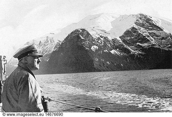 Hitler  Adolf  20.4.1889 - 30.4.1945  deut. Politiker (NSDAP)  Reichskanzler 30.1.1933 - 30.4.1945  Norwegenfahrt  an Bord eines Kriegsschiff in einem Fjord  um 1935