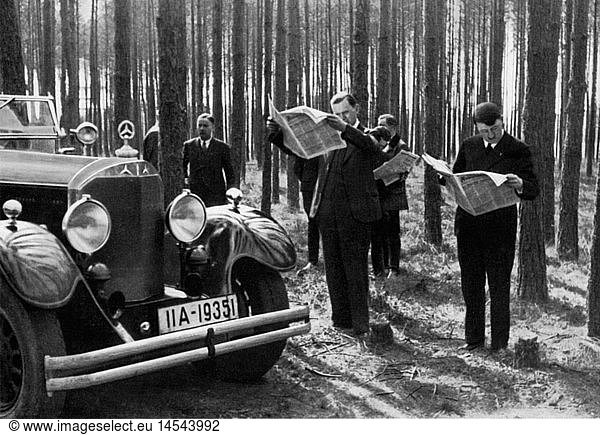 Hitler  Adolf  20.4.1889 - 30.4.1945  deut. Politiker (NSDAP)  Reichskanzler 30.1.1933 - 30.4.1945  Rast im Wald  um 1934