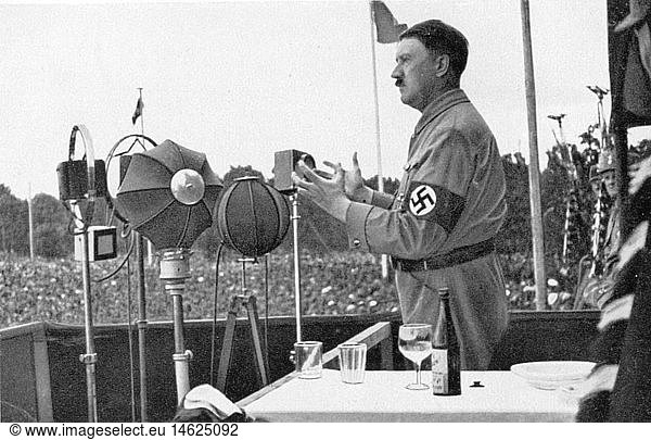 Hitler  Adolf  20.4.1889 - 30.4.1945  deut. Politiker (NSDAP)  Reichskanzler 30.1.1933 - 30.4.1945  Rede  um 1935
