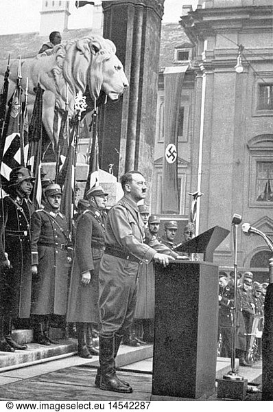 Hitler  Adolf  20.4.1889 - 30.4.1945  deut. Politiker (NSDAP)  Reichskanzler 30.1.1933 - 30.4.1945  Rede zum JubilÃ¤um des Hitler-Putsch 1923  Feldherrnhalle  MÃ¼nchen  9.11.1934
