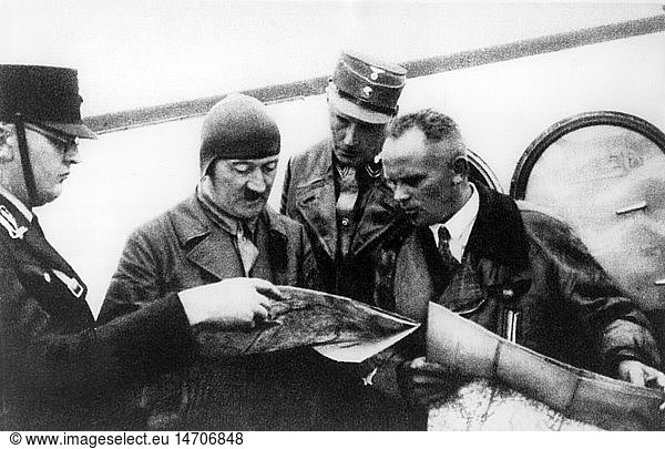 Hitler  Adolf  20.4.1889 - 30.4.1945  deut. Politiker (NSDAP)  Reichskanzler 30.1.1933 - 30.4.1945  unterwegs  bespricht die Route mit FlugkapitÃ¤n Hans Baur  1930er Jahre