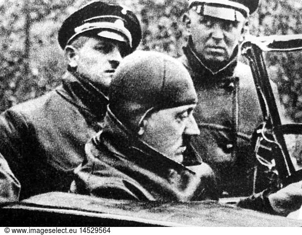 Hitler  Adolf  20.4.1889 - 30.4.1945  deut. Politiker (NSDAP)  Reichskanzler 30.1.1933 - 30.4.1945  unterwegs im Auto  mit Chef der Leibwache Sepp Dietrich und Adjutant Julius Schaub  1930er Jahre