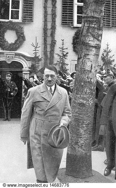 Hitler  Adolf  20.4.1889 - 30.4.1945  deut. Politiker (NSDAP)  Reichskanzler 30.1.1933 - 30.4.1945  vor dem Schillerhaus im Weimar  um 1935