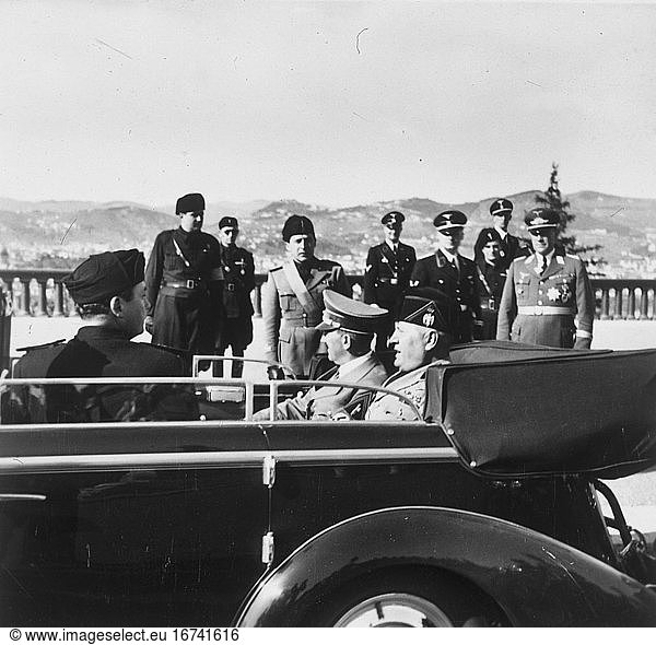 Hitler  Adolf; politician (NSDAP); 1889–1945. State visit of Hitler in Italy 3–9 May 1938: Hitler and Mussolini in the car on the Piazzale Michelangelo in Florence on the 9th of May. Photo (part of a stereoscopic photo) by Heinrich Hoffmann. No. 98 of the series
“Hitler – Mussolini   Diessen
(Raumbild-Verlag O.Schönstein) 1938.