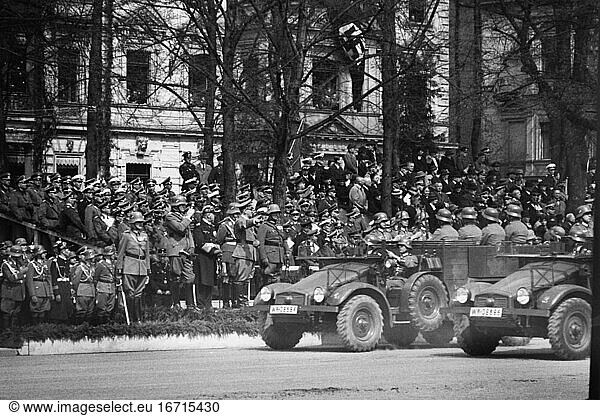 Hitler  Adolf; politician (NSDAP). 1889–1945. Wehrmacht parade on the East-West axis (Charlottenburger Chaussee) in Berlin for Adolf Hitler’s birthday on 20 April 1937: Hitler salutes the passing motorised units. Photo.
