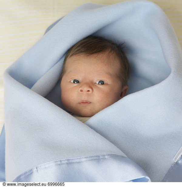 hoch  oben  Neugeborenes  neugeboren  Neugeborene  sehen  Decke  Verpackung  umwickelt
